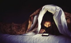 睡前长时间玩手机的危害